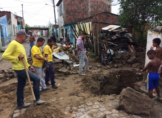 Prefeitura de Ibicaraí realiza manutenção da rede de esgoto da Rua Paraguaçu