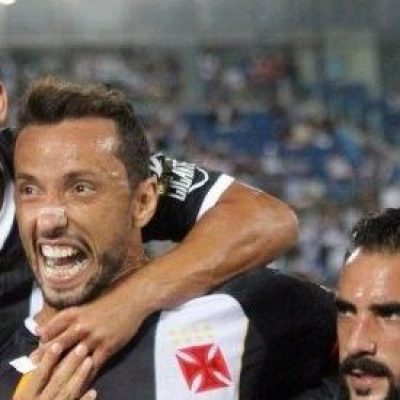 Vasco vence Santos de virada e segue na luta pelo G-7 do Brasileirão