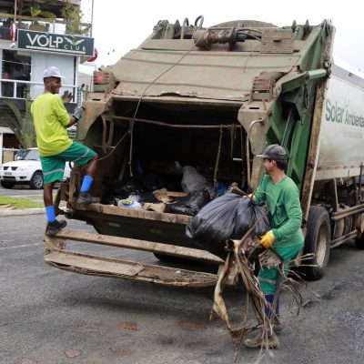 Olivença terá horário de coleta de lixo alterado; no  Réveillon, serviço especial atenderá praias e centro