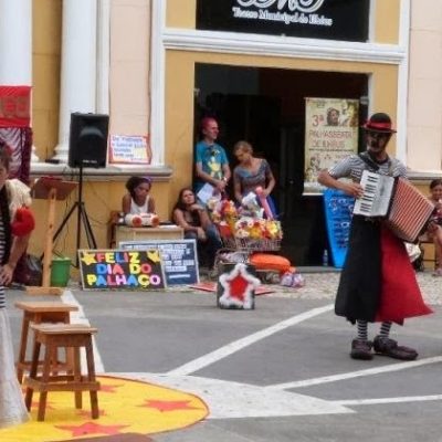 Companhia Circo da Lua realiza em Ilhéus apresentações em frente ao Teatro Municipal