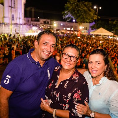 Vem Louvar Verão recebe multidão na Avenida com presença de Irmão Lázaro