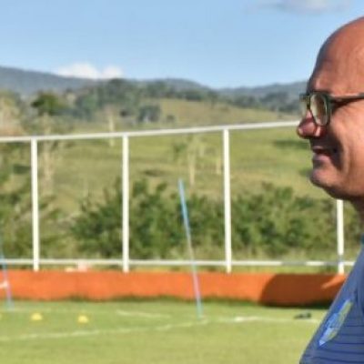 Após tomar 6×0, treinador entrega o boné e pede demissão do Galícia