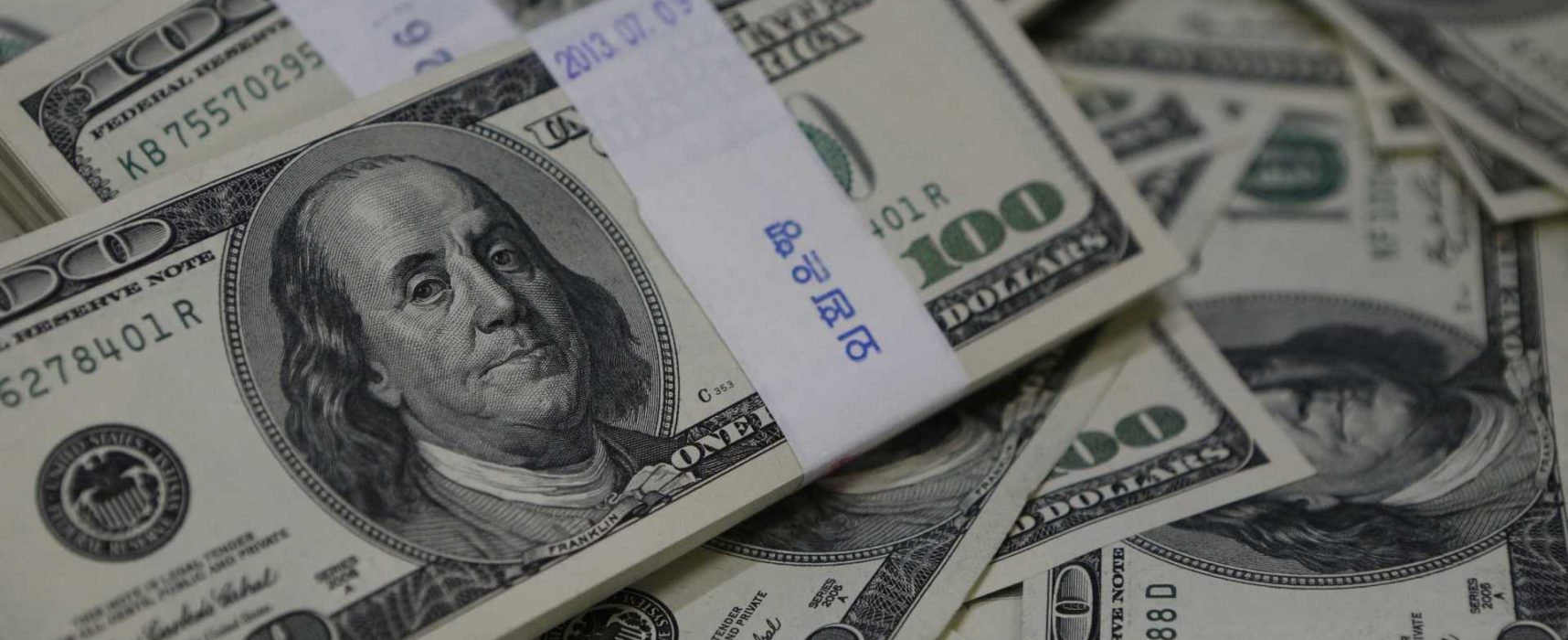 Dólar vai a R$ 5,67 e fecha no maior valor em mais de seis meses