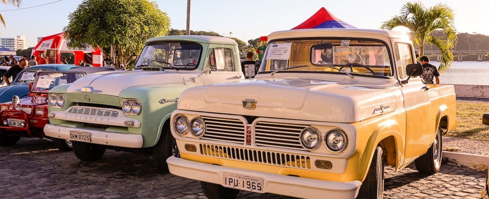 Encontro de carros antigos e motos de Ilhéus leva grande público à avenida