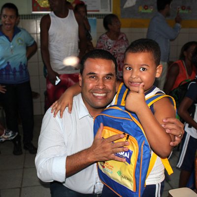 Prefeitura de Ibicaraí entrega Kit Escolar no Coaraci Ally, Natércia Kauark e Léa Galrão