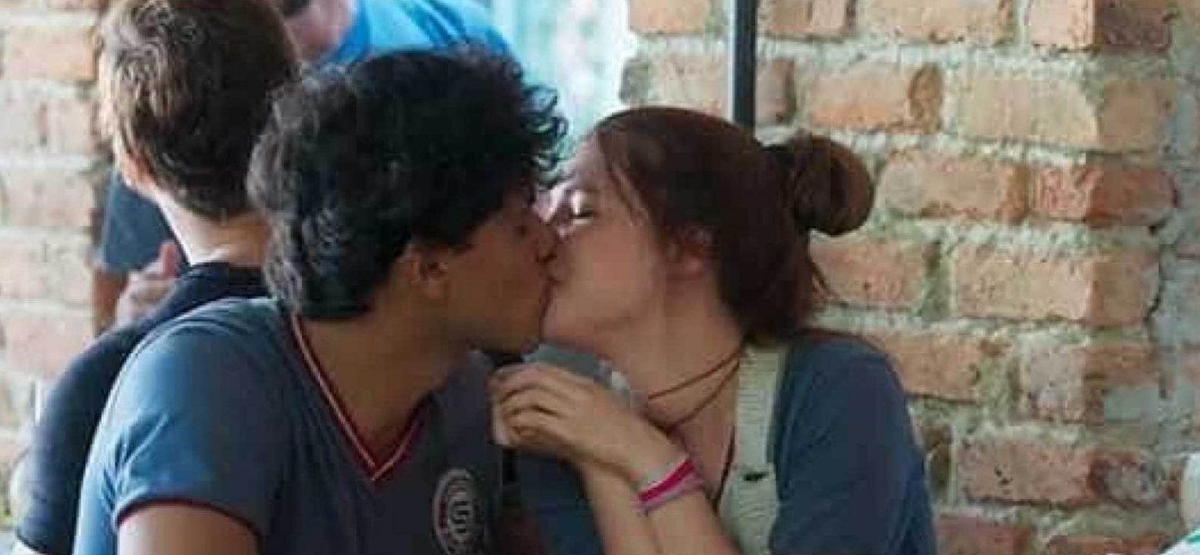 Atores de ‘Malhação’ são flagrados aos beijos em jantar no Rio
