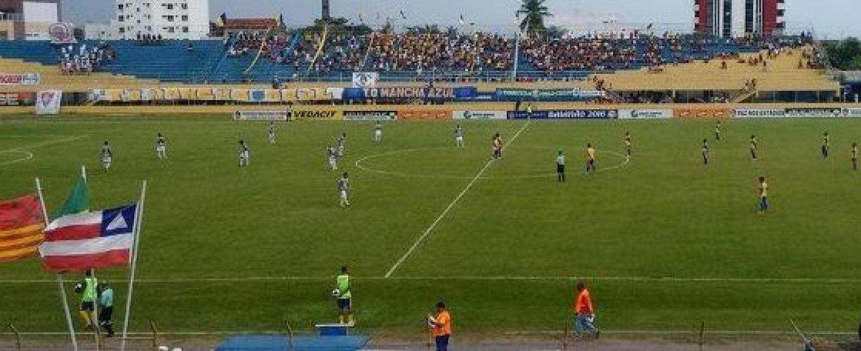 Colo-Colo vence o Atlético e mantém disputa aberta por vaga na final da Série B