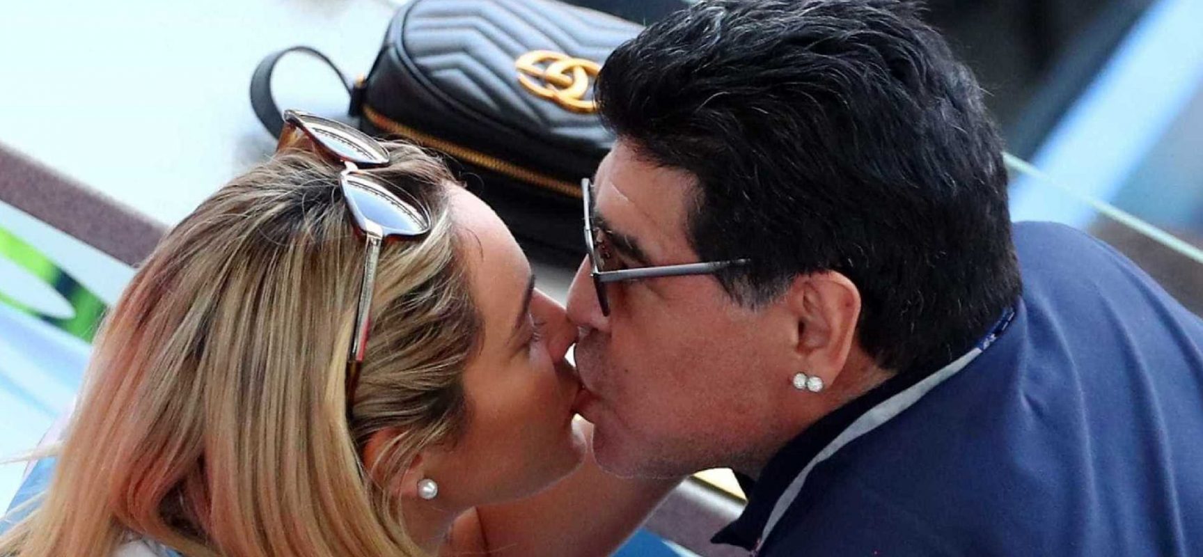 Ao lado da namorada, Maradona fica comportado após desclassificação da Argentina