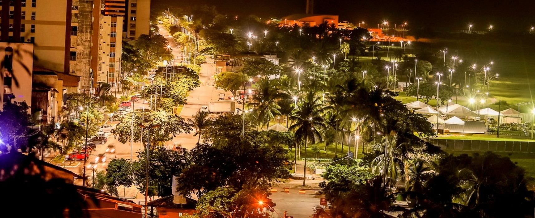 Avenida Soares Lopes ganha nova iluminação, entregue ontem pelo prefeito de Ilhéus