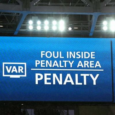 Fifa aprova VAR, mas admite que polêmicas seguirão após decisões