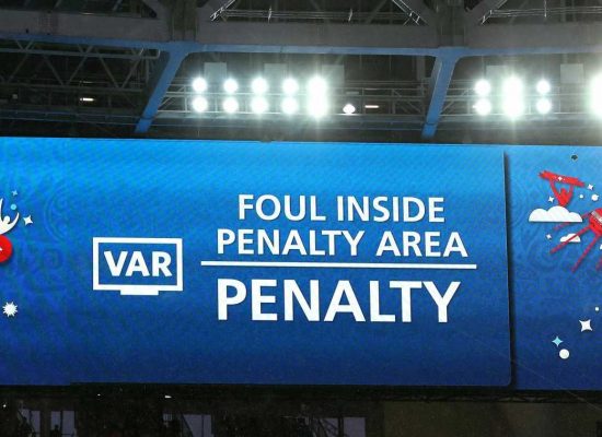 Fifa aprova VAR, mas admite que polêmicas seguirão após decisões