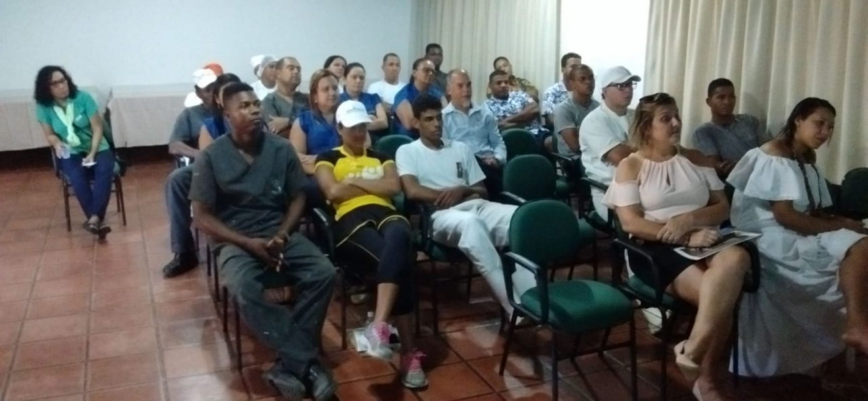 Instituto Nossa Ilhéus realiza palestra sobre cidadania para colaboradores do Hotel Jardim Atlântico