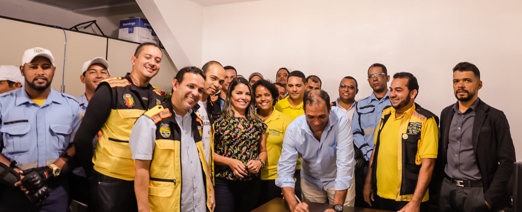 Prefeito assina decreto que regulamenta o auxílio-fardamento dos agentes de trânsito