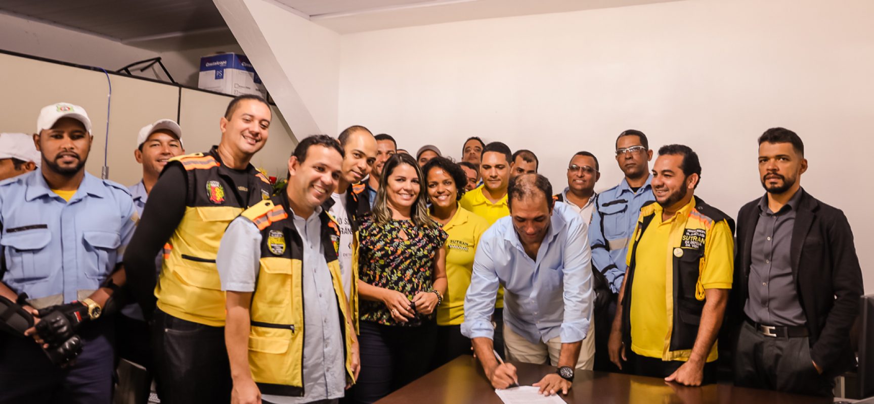 Prefeito assina decreto que regulamenta o auxílio-fardamento dos agentes de trânsito