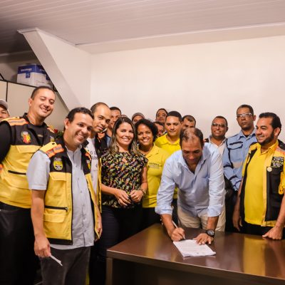 Prefeito assina decreto que regulamenta o auxílio-fardamento dos agentes de trânsito