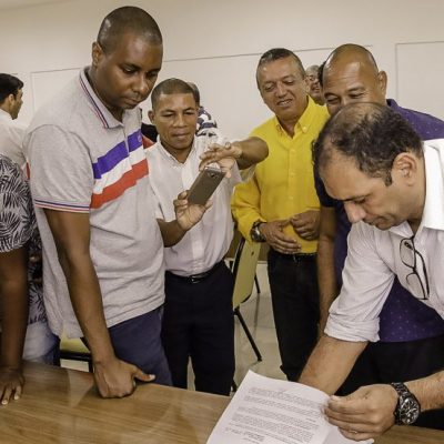 Prefeito atende a decisão judicial e regulariza alvarás de táxi em Ilhéus