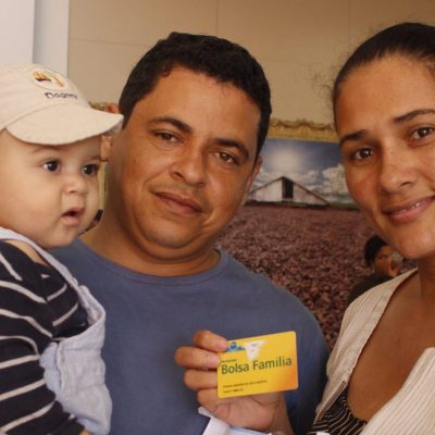 Beneficiários do Bolsa Família devem retirar cartão na Caixa Econômica Federal