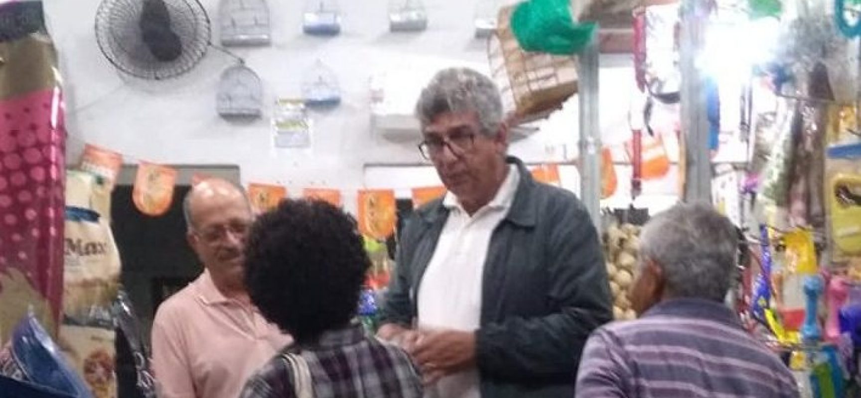 Em campanha, Luiz Uaquim visita lojas do centro de Ilhéus.