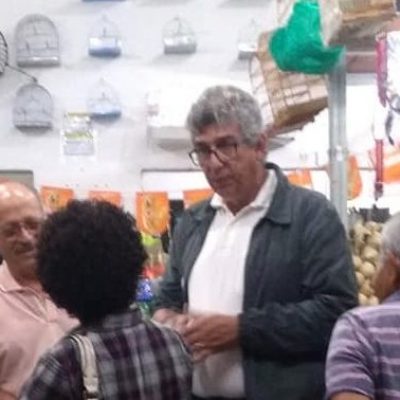 Em campanha, Luiz Uaquim visita lojas do centro de Ilhéus.