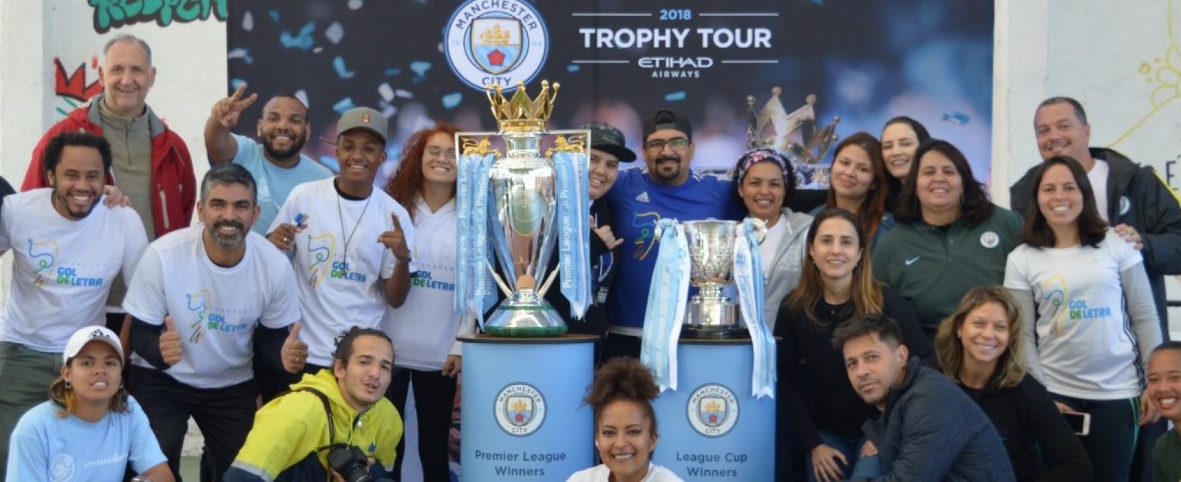 Fundação Gol de Letra recebe turnê mundial de troféus do Manchester City