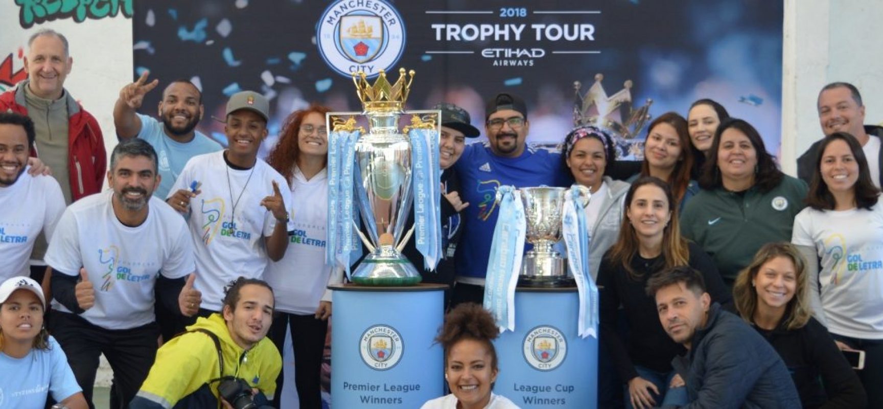 Fundação Gol de Letra recebe turnê mundial de troféus do Manchester City