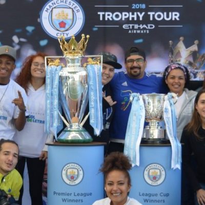 Fundação Gol de Letra recebe turnê mundial de troféus do Manchester City