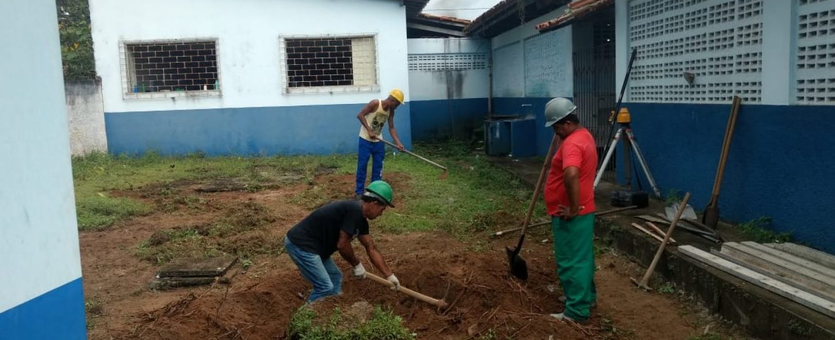 Iniciada a construção da quadra esportiva na Escola Municipal do Iguape