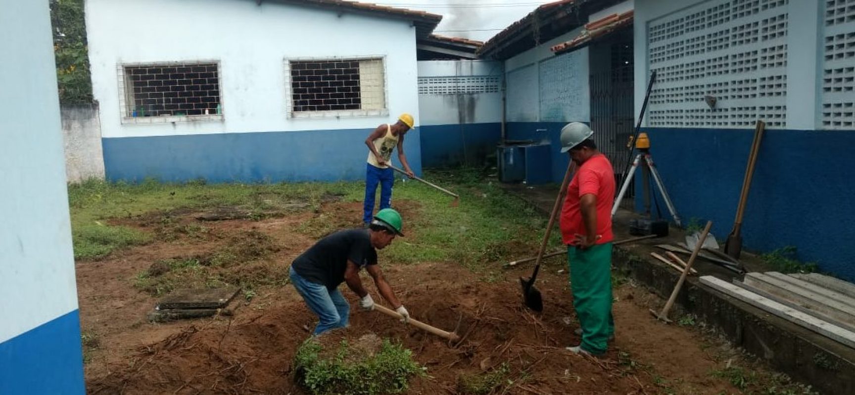 Iniciada a construção da quadra esportiva na Escola Municipal do Iguape
