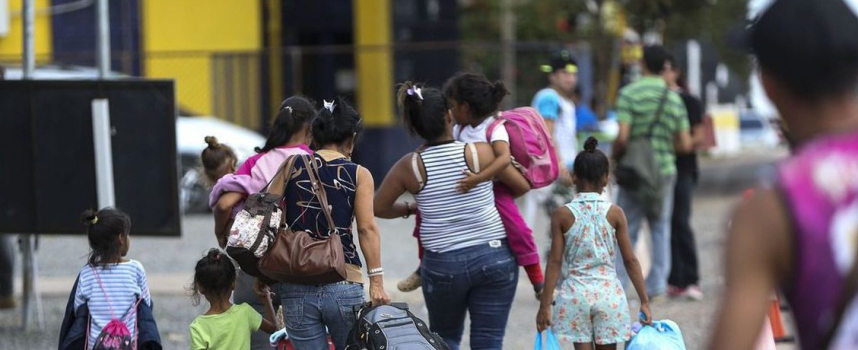 Grupo de venezuelanos vindos de Boa Vista é acolhido em Brasília