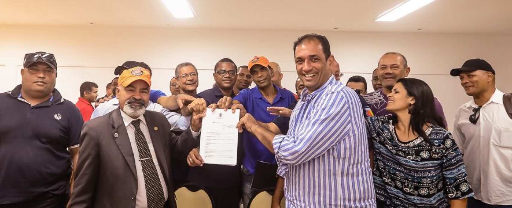 Assinado decreto de auxílio-fardamento  para os guardas municipais de Ilhéus