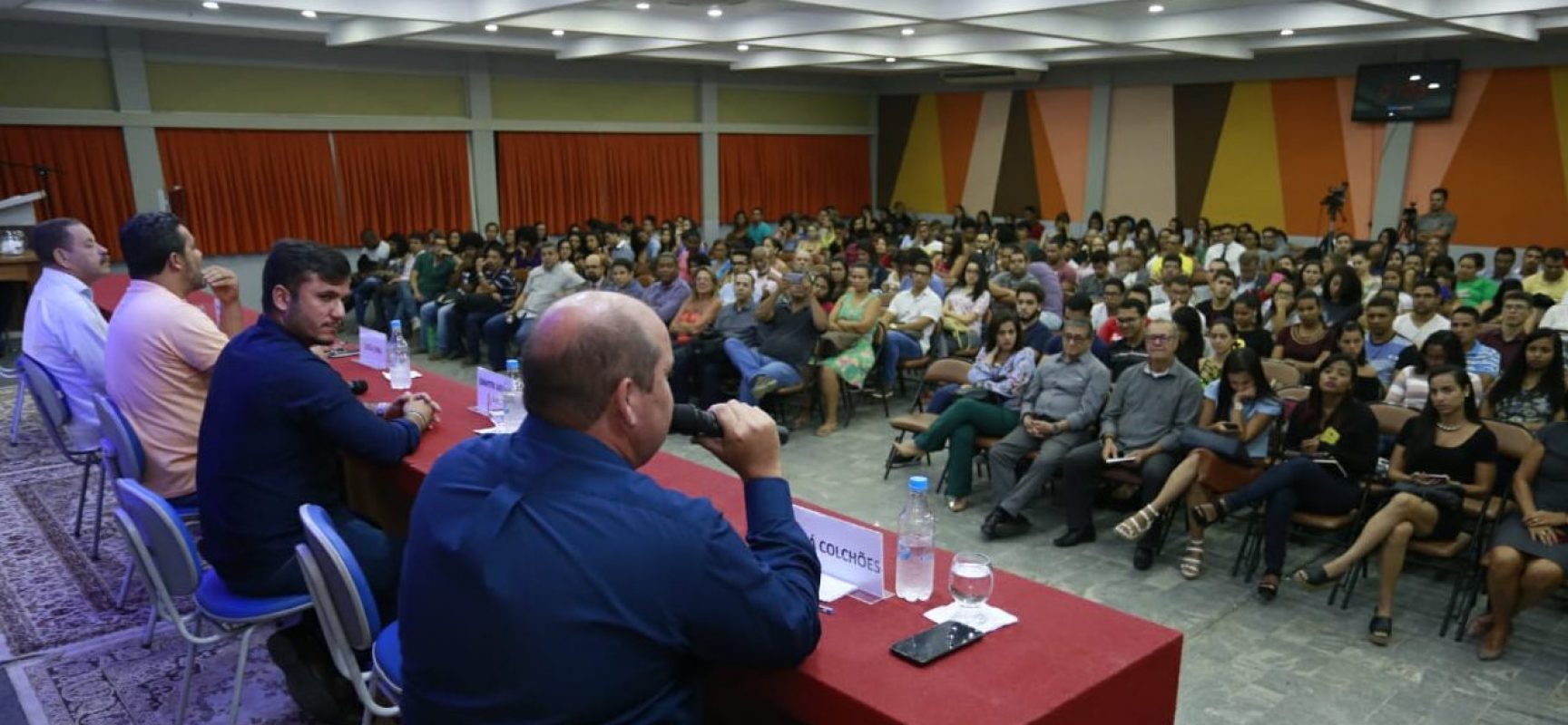 Cacá Colchões participa de debate realizado pela Faculdade de Ilhéus