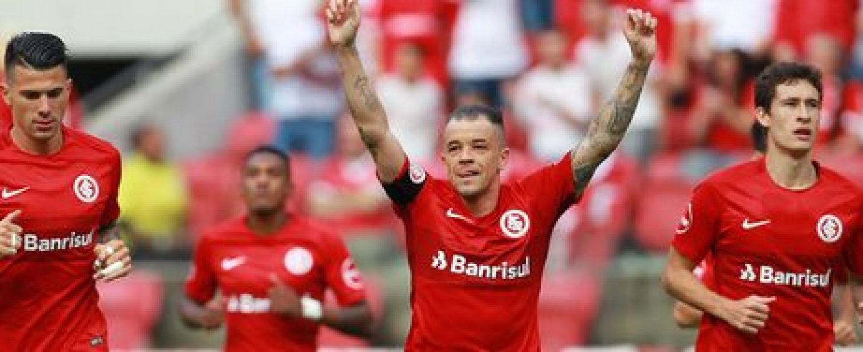Internacional vence o Grêmio e recupera a liderança da Série A.