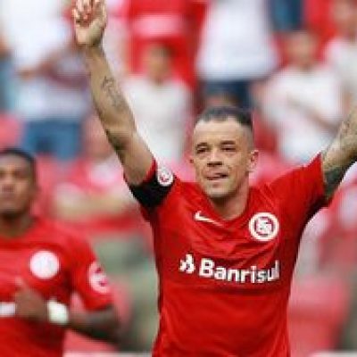 Internacional vence o Grêmio e recupera a liderança da Série A.