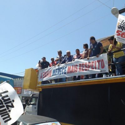 Luiz Uaquim mostra força durante sua carreata