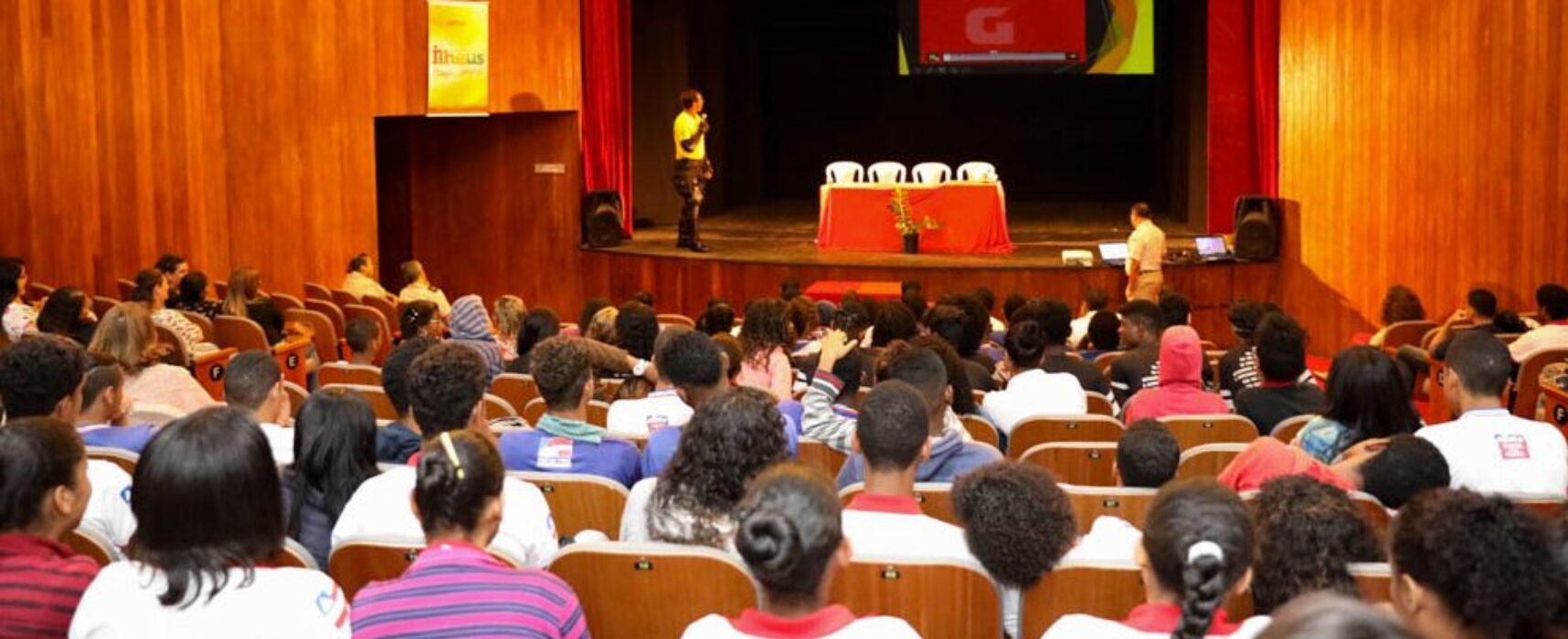 Shows e debates sobre políticas públicas para   comunidades da periferia no Teatro Municipal de Ilhéus