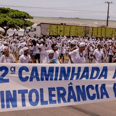 Centenas de pessoas marcham pela paz e contra a intolerância religiosa em Ilhéus