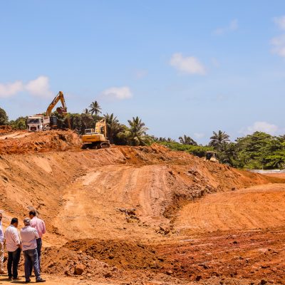 Prefeito de Ilhéus de visita obras do Assaí Atacadista na Zona Sul
