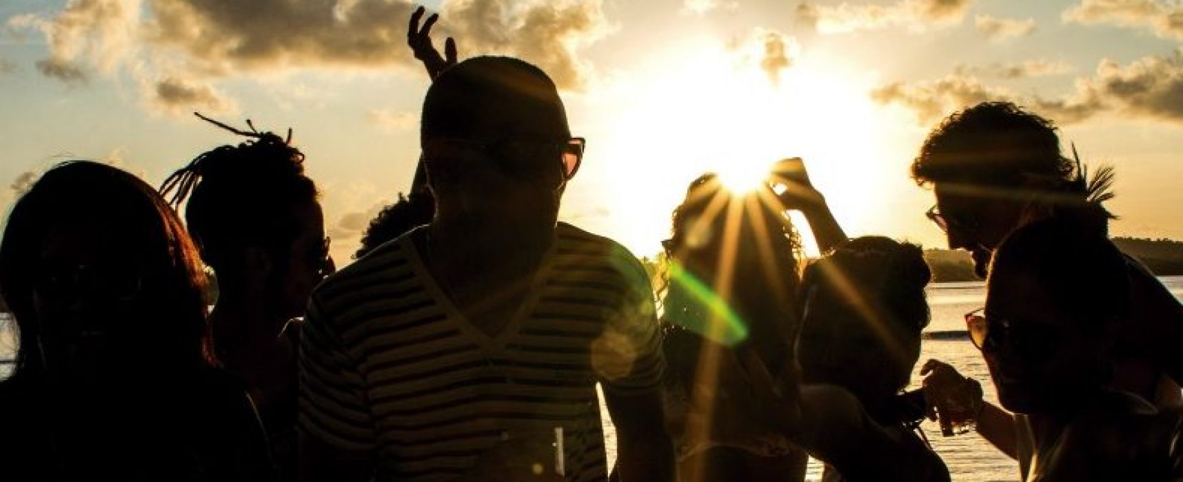 Festa Sunset no Morro de Pernambuco une diversão e solidariedade neste sábado (10)