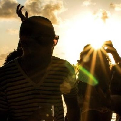 Festa Sunset no Morro de Pernambuco une diversão e solidariedade neste sábado (10)