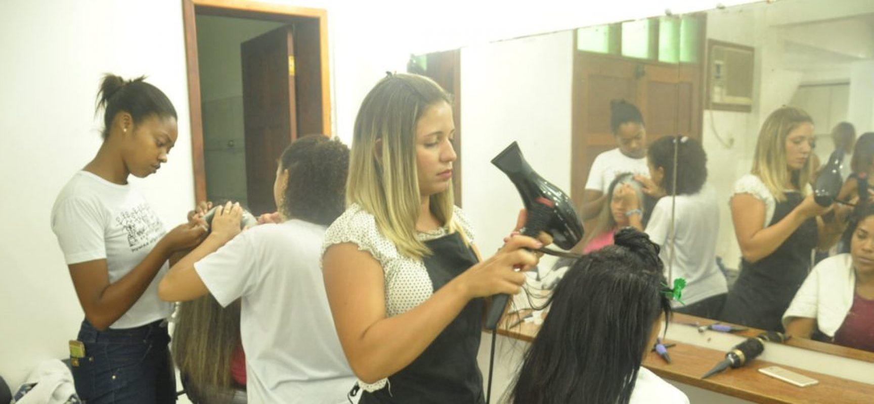 HNB profissionaliza 27 alunas no curso de cabeleireiro