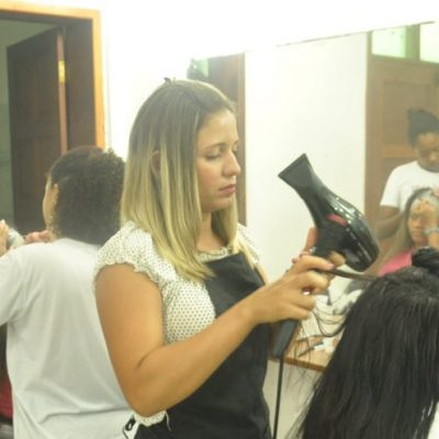 HNB profissionaliza 27 alunas no curso de cabeleireiro