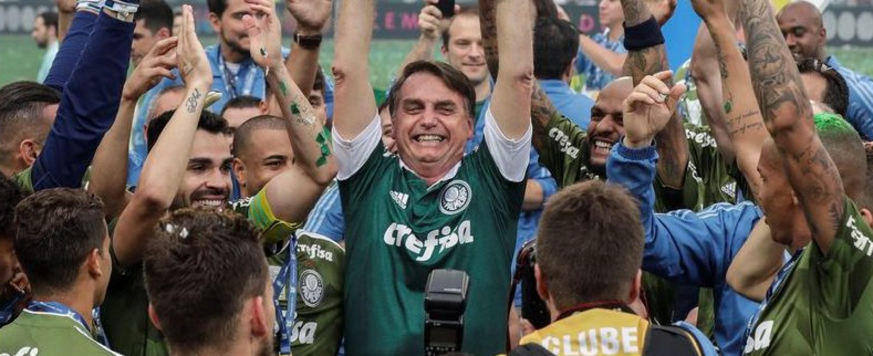 Bolsonaro acompanha vitória do Palmeiras e entrega taça de campeão