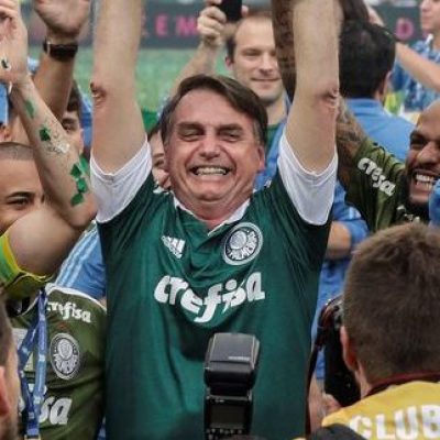 Bolsonaro acompanha vitória do Palmeiras e entrega taça de campeão