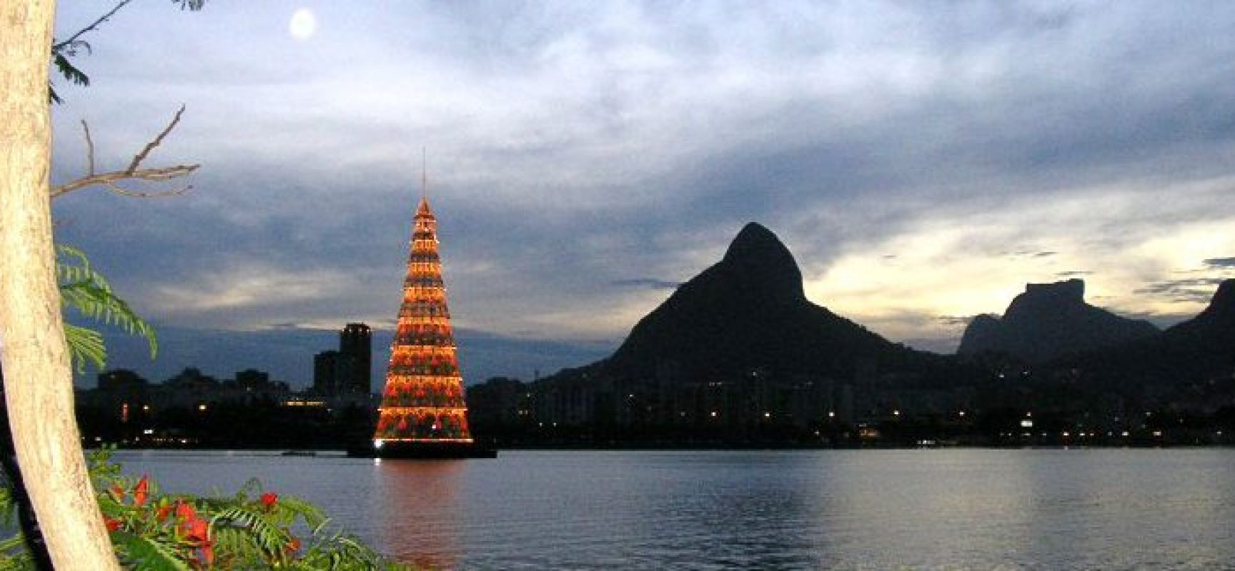 Carioca pode ver até janeiro maior árvore de Natal flutuante do mundo