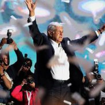 López Obrador toma posse como presidente do México