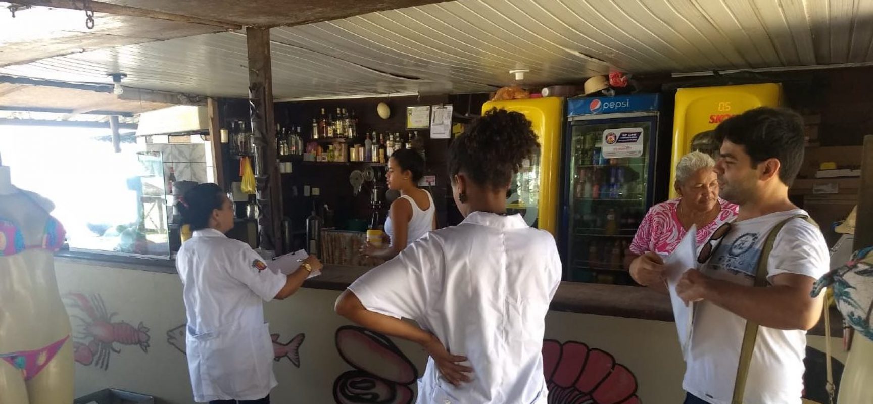 Prefeitura fiscaliza cabanas de praia para garantir segurança dos alimentos comercializado