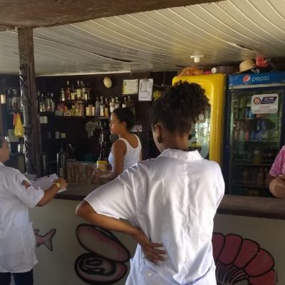 Prefeitura fiscaliza cabanas de praia para garantir segurança dos alimentos comercializado