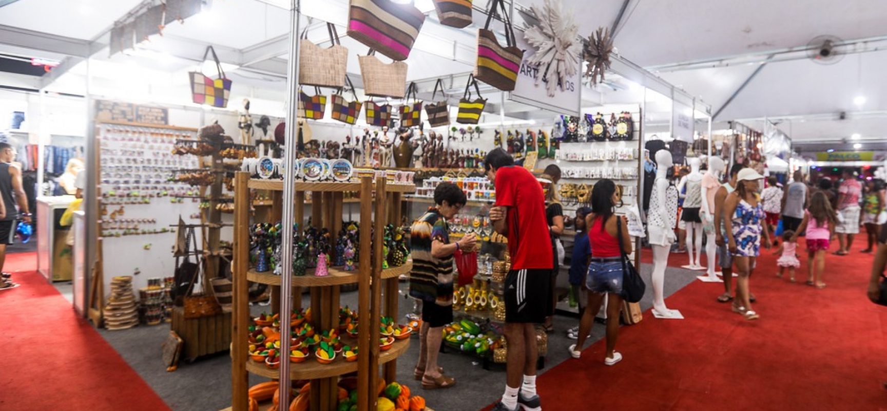 Atrativos turísticos e diversão levam ilheenses e turistas à Avenida Soares Lopes