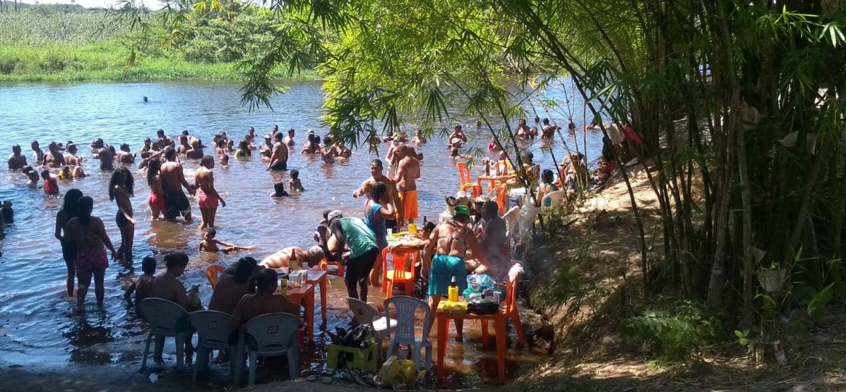 Banho de rio, sombra e frutos do mar fazem da Juerana um dos atrativos do verão ilheense