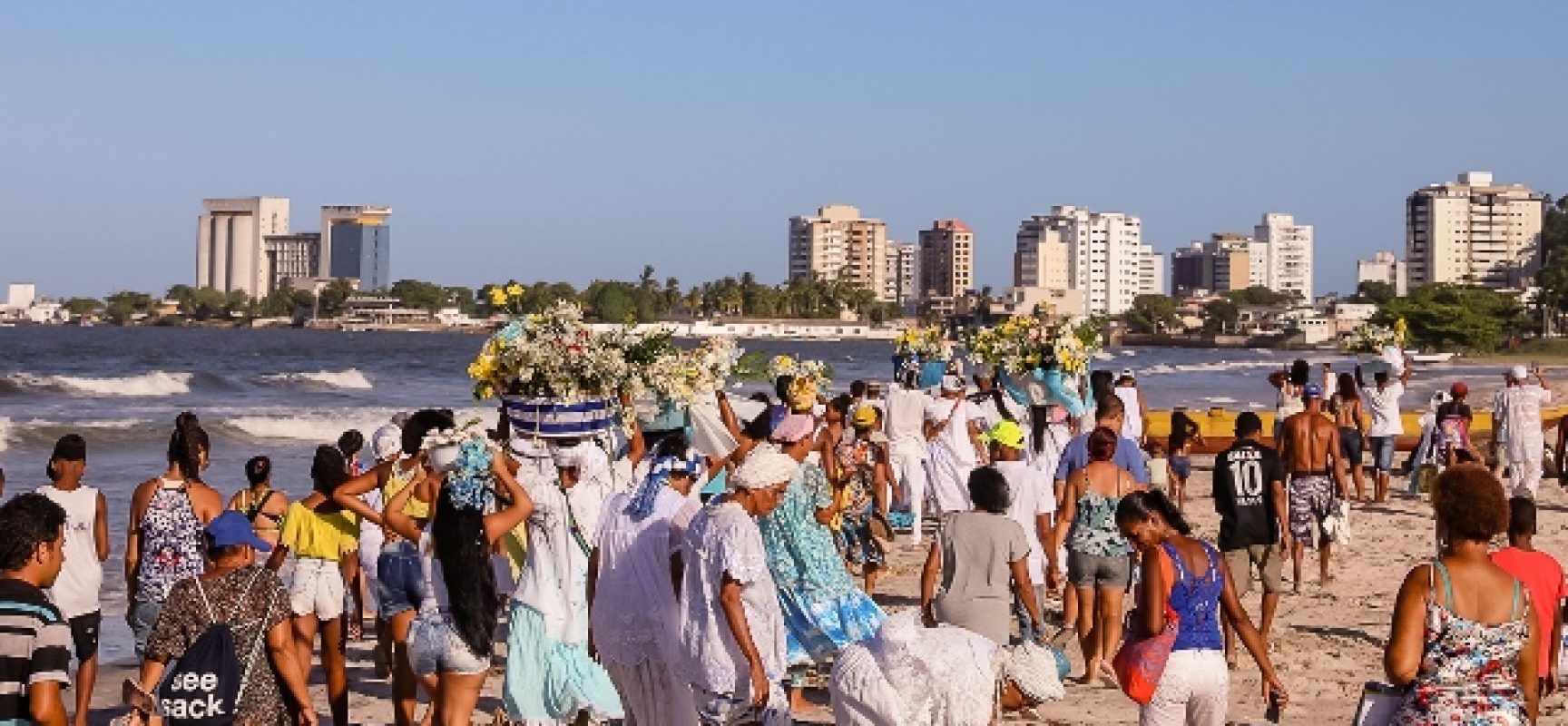Com flores e mar: Festa de Iemanjá movimenta Ilhéus neste domingo (2)